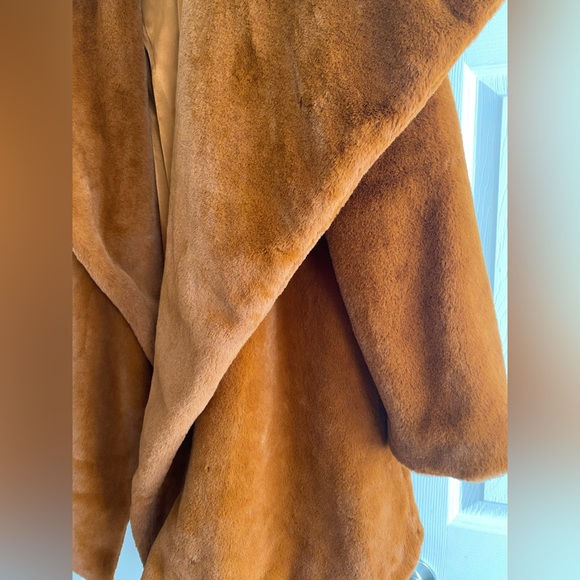 Forever21 faux fur coat🎉🎉🥳 HOST PICK🥳🎉‼️ - Picture 2 of 4